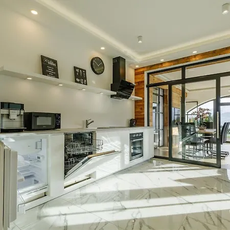 Mountain Base - Widokowe Jacuzzi コシチェリスコ